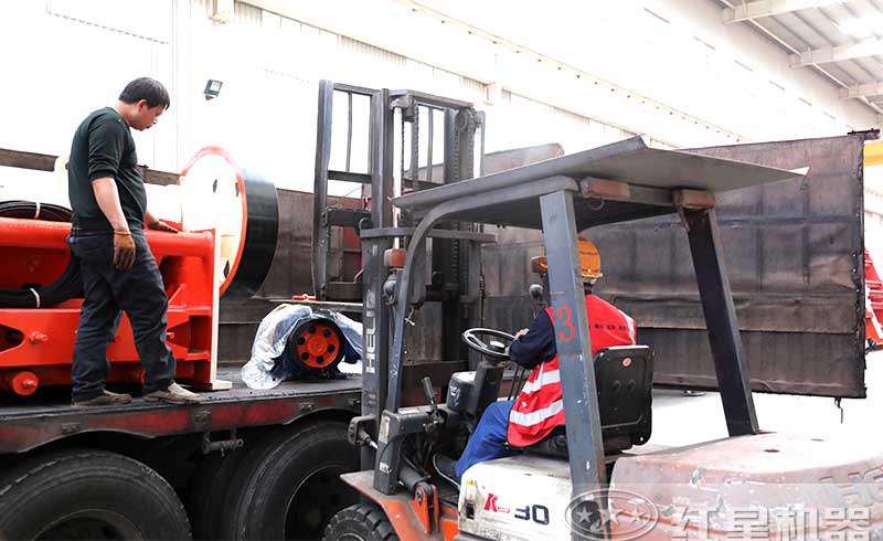 顎式破碎機(jī)裝車(chē)發(fā)貨